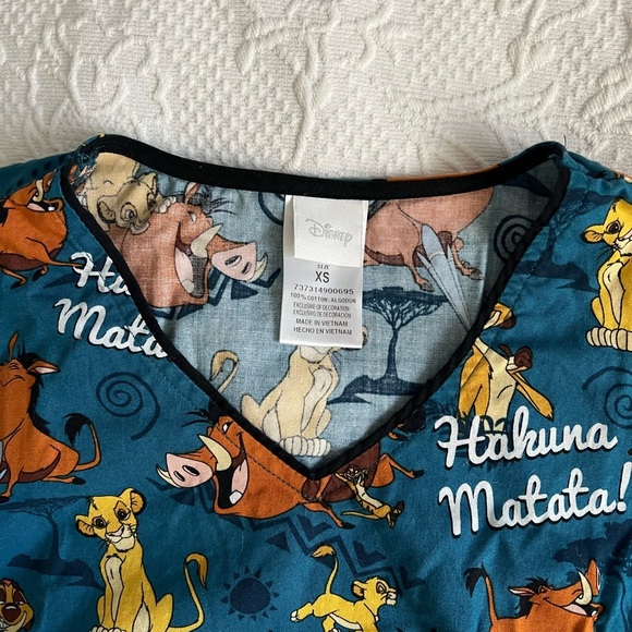 Lion King Scrub Top Size XSmall - Picture 3 of 7